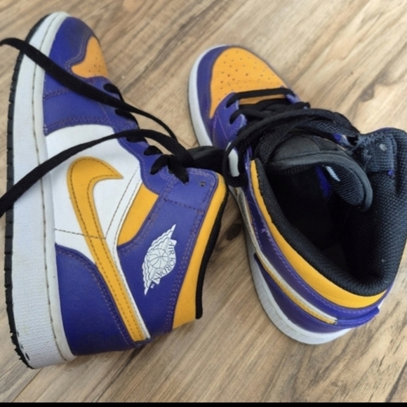 Jordan 1 Mid Lakers Youth Size 4 Sneakers - Picture 7 of 7
